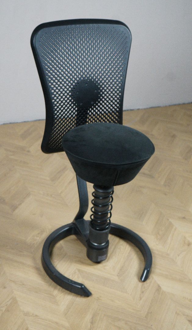 Frontbillede af Aeris Swopper Runner kontorstol i sort med højdejusterbar funktion og ergonomisk design.